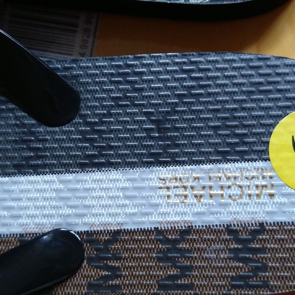 Michael kors NWOT flip-flops - Picture 4 of 7